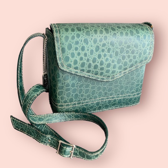 boxy green crocodile print shoulder bag🐊 - Picture 1 of 5
